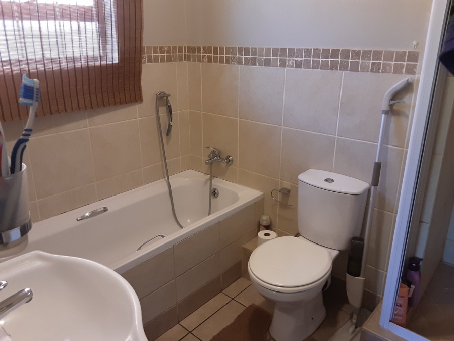 2 Bedroom Property for Sale in Langenhovenpark Free State